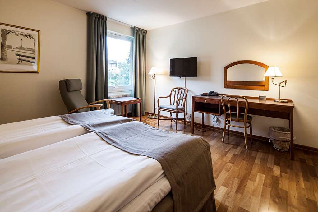 Hotel First 3*